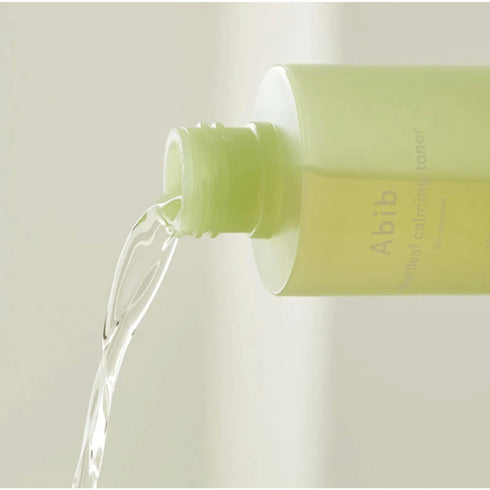 Ten liniștit, pori calmi – cu Abib Heartleaf Calming Toner Skin Booster 200ml
Simți că tenul tău are nevoie de o pauză? Abib Heartleaf Calming Toner este soluția perfectă! Infuzat cu extract de Heartleaf, acest toner hidratează, calmează și revigorează pielea iritată sau afectată de stresul zilnic. Ideal după curățare, pregătește pielea pentru restul rutinei tale coreene. Ușor ca apa, eficient ca un ser! wowskin.ro